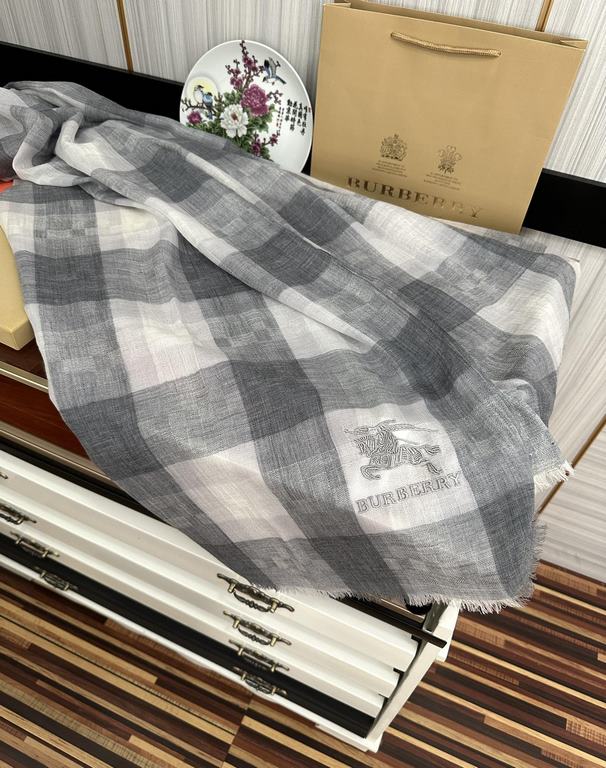 Burberry   using Inner Mongolia cashmere, heavily recommended   too beautiful   hot, everyone likes   when the hipsters have several Ba family scarves in the closet,   change a scarf is enough to give you a refreshing fe