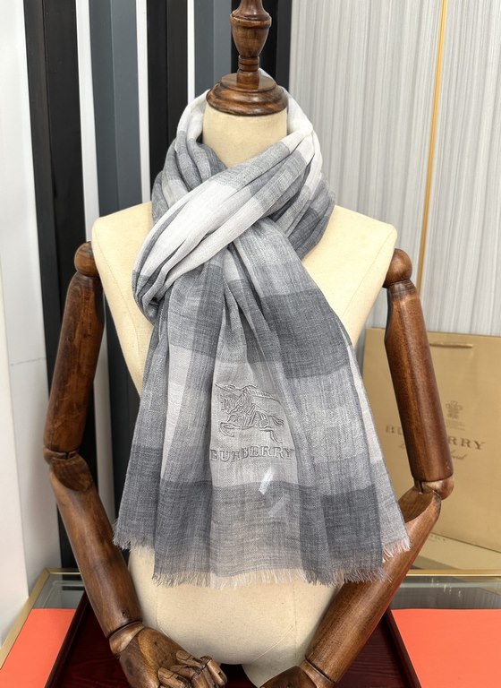 Burberry   using Inner Mongolia cashmere, heavily recommended   too beautiful   hot, everyone likes   when the hipsters have several Ba family scarves in the closet,   change a scarf is enough to give you a refreshing fe