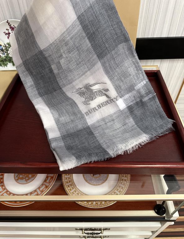 Burberry   using Inner Mongolia cashmere, heavily recommended   too beautiful   hot, everyone likes   when the hipsters have several Ba family scarves in the closet,   change a scarf is enough to give you a refreshing fe