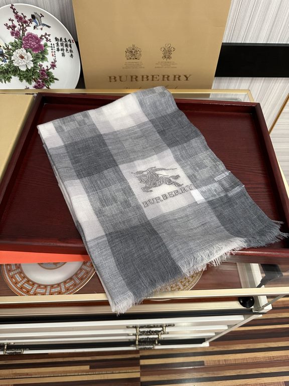 Burberry   using Inner Mongolia cashmere, heavily recommended   too beautiful   hot, everyone likes   when the hipsters have several Ba family scarves in the closet,   change a scarf is enough to give you a refreshing fe