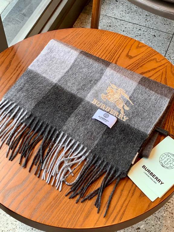 Burberry latest men's two-color pure cashmere scarf   our men's scarf and buy and cherish ~~~ men's models are really few and far between, only a few models a year, are export orders so it is more difficult to meet. Men'