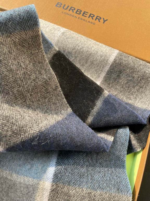 Price Burberry high quality imported cashmere scarf shocked on the shelves of overseas counters the latest men and women couple cashmere scarf domestic counters are not on the shelves from the style to the fabric are ver