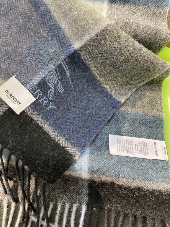 Price Burberry high quality imported cashmere scarf shocked on the shelves of overseas counters the latest men and women couple cashmere scarf domestic counters are not on the shelves from the style to the fabric are ver