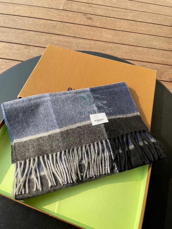 Price Burberry high quality imported cashmere scarf shocked on the shelves of overseas counters the latest men and women couple cashmere scarf domestic counters are not on the shelves from the style to the fabric are ver