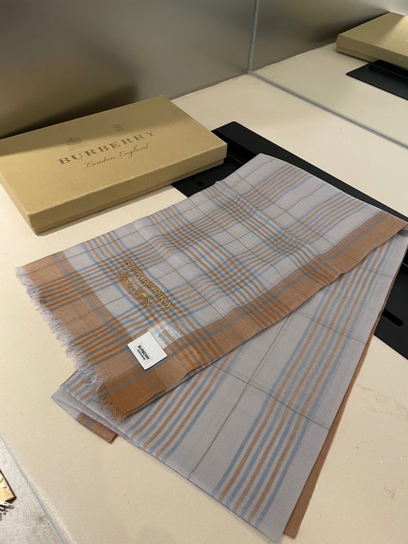 Highly recommended!!! Premium cozy chic vibe, take it if you believe me! This soft scarf from Burberry that touches the heart, inimitable color and temperament!!!! Scarf light and shadow will also have a very beautiful s