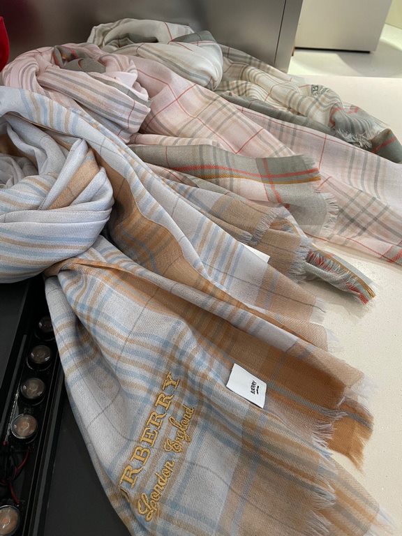 Highly recommended!!! Premium cozy chic vibe, take it if you believe me! This soft scarf from Burberry that touches the heart, inimitable color and temperament!!!! Scarf light and shadow will also have a very beautiful s