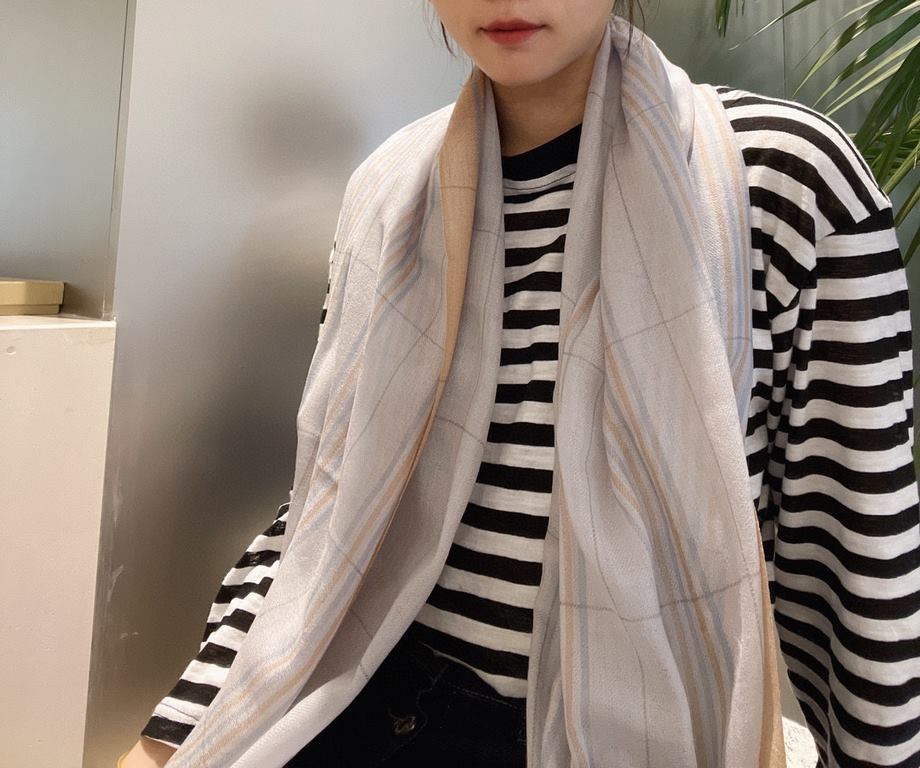 Highly recommended!!! Premium cozy chic vibe, take it if you believe me! This soft scarf from Burberry that touches the heart, inimitable color and temperament!!!! Scarf light and shadow will also have a very beautiful s