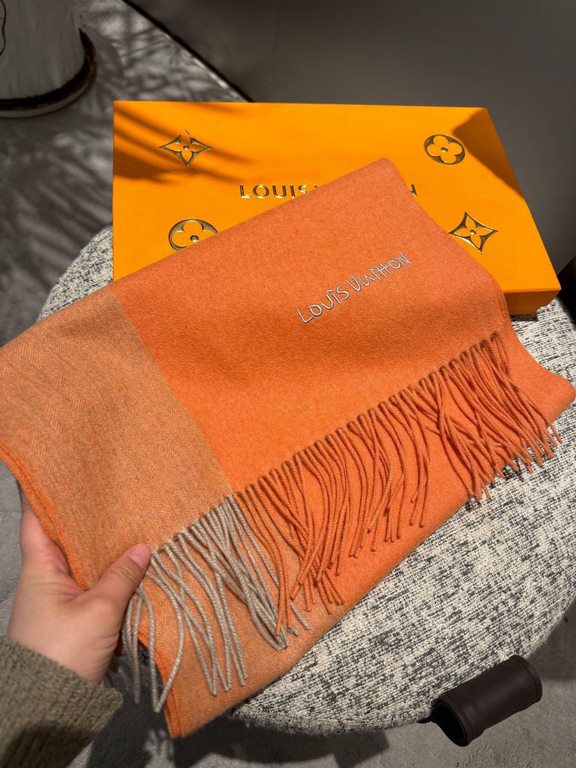 , L V [Men's and Women's Scarves] Rage to keep for yourself, a rare high-end men's model! Family benefits! Burberry very positive men's scarf ~ fabric love, very soft and delicate comfortable, light water ripple! Atmosph