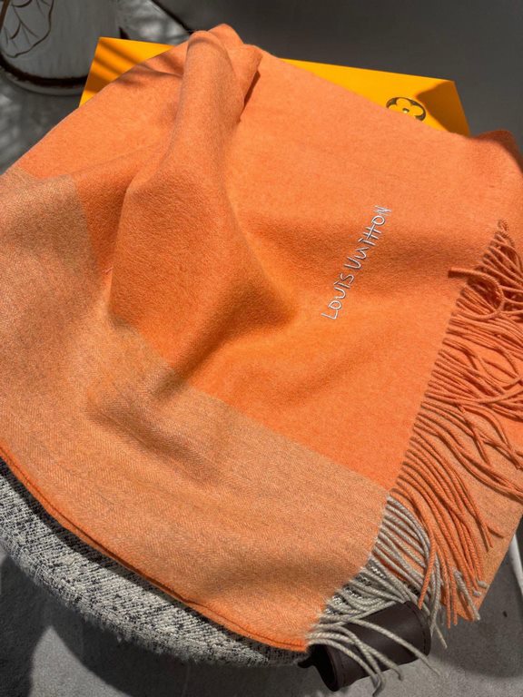 , L V [Men's and Women's Scarves] Rage to keep for yourself, a rare high-end men's model! Family benefits! Burberry very positive men's scarf ~ fabric love, very soft and delicate comfortable, light water ripple! Atmosph