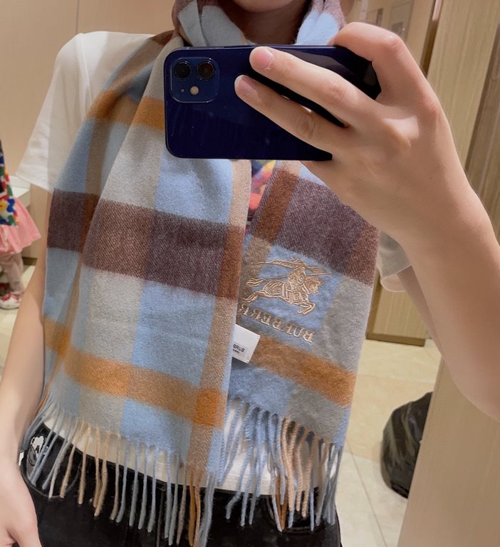 Burberry High-quality imported cashmere scarf shocked on the shelves of the latest overseas counter men and women couples cashmere scarf [Dag War Horse] domestic counters have not been on the shelves from the style to th