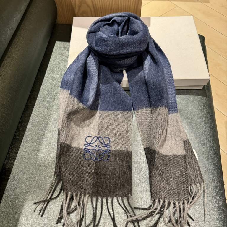 Loewe [Men's and Women's Scarves] Rage to keep for yourself, a rare high-end men's style! Family benefits! Burberry very positive men's scarf ~ fabric big love, very soft and delicate comfortable, light water ripple! Atm