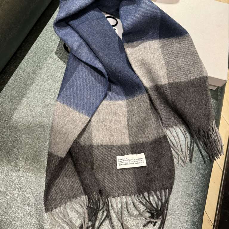 Loewe [Men's and Women's Scarves] Rage to keep for yourself, a rare high-end men's style! Family benefits! Burberry very positive men's scarf ~ fabric big love, very soft and delicate comfortable, light water ripple! Atm