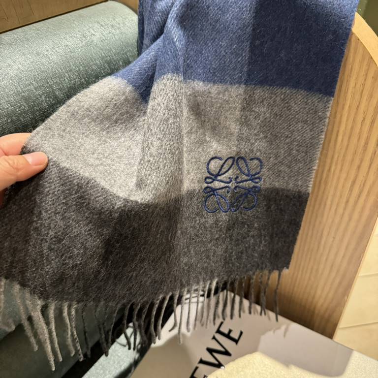 Loewe [Men's and Women's Scarves] Rage to keep for yourself, a rare high-end men's style! Family benefits! Burberry very positive men's scarf ~ fabric big love, very soft and delicate comfortable, light water ripple! Atm