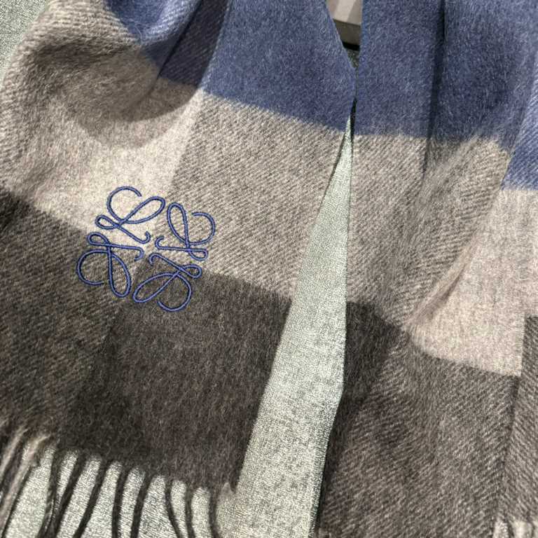 Loewe [Men's and Women's Scarves] Rage to keep for yourself, a rare high-end men's style! Family benefits! Burberry very positive men's scarf ~ fabric big love, very soft and delicate comfortable, light water ripple! Atm