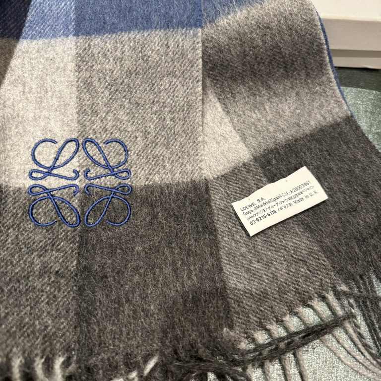 Loewe [Men's and Women's Scarves] Rage to keep for yourself, a rare high-end men's style! Family benefits! Burberry very positive men's scarf ~ fabric big love, very soft and delicate comfortable, light water ripple! Atm