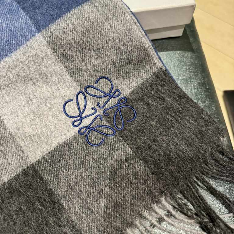 Loewe [Men's and Women's Scarves] Rage to keep for yourself, a rare high-end men's style! Family benefits! Burberry very positive men's scarf ~ fabric big love, very soft and delicate comfortable, light water ripple! Atm