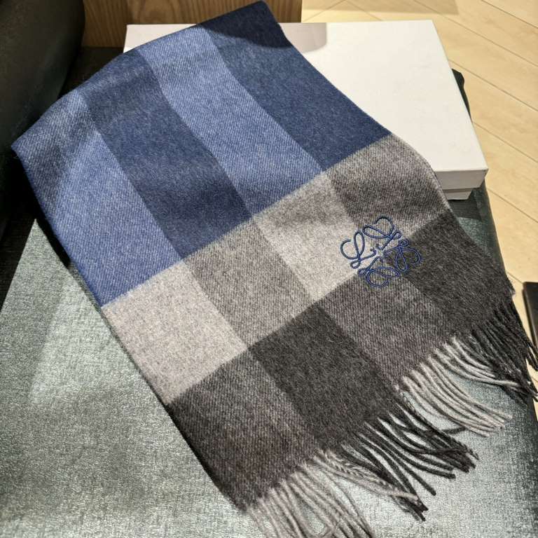 Loewe [Men's and Women's Scarves] Rage to keep for yourself, a rare high-end men's style! Family benefits! Burberry very positive men's scarf ~ fabric big love, very soft and delicate comfortable, light water ripple! Atm