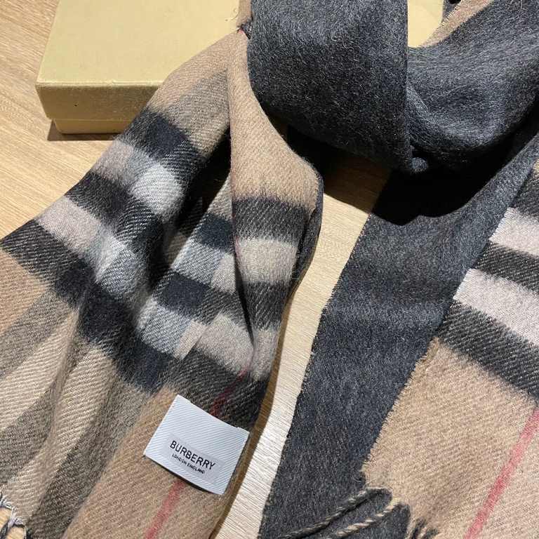 Heavyweight recommended   [top foreign single]   fire N years of the classic grid, when the trend of people have several Burberry scarves in the closet, a small scarf its role can not be underestimated, it is absolutely 