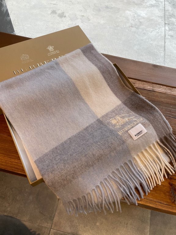 Burberry high quality imported cashmere scarf shocked on the shelves of the latest overseas counter men and women couples cashmere scarf domestic counter are not on the shelves from the style to the fabric is very good c