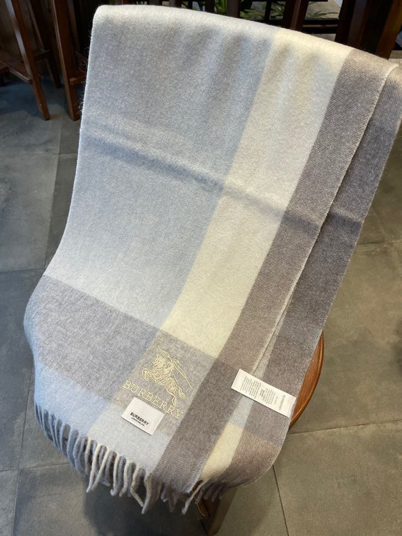 Burberry high quality imported cashmere scarf shocked on the shelves of the latest overseas counter men and women couples cashmere scarf domestic counter are not on the shelves from the style to the fabric is very good c