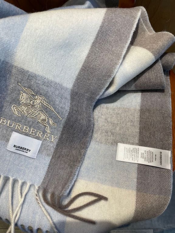 Burberry high quality imported cashmere scarf shocked on the shelves of the latest overseas counter men and women couples cashmere scarf domestic counter are not on the shelves from the style to the fabric is very good c