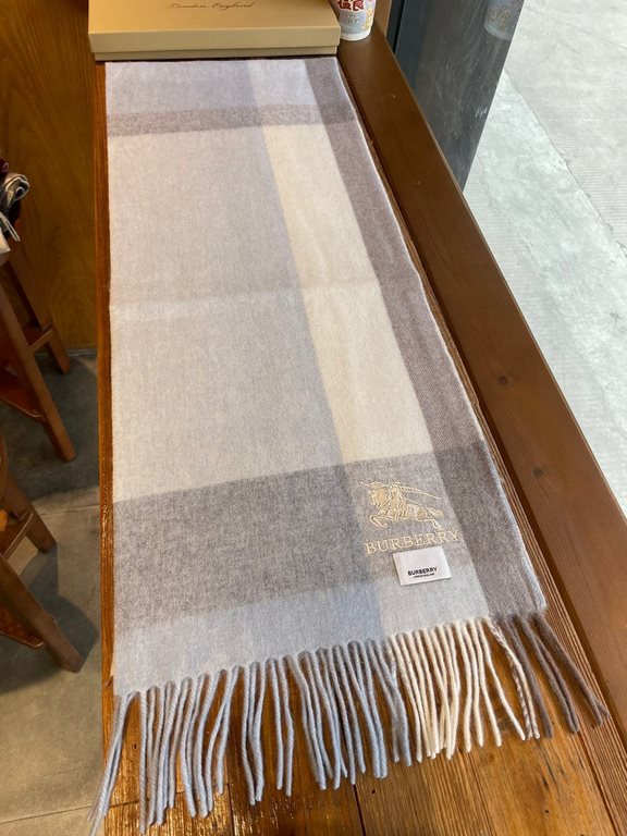 Burberry high quality imported cashmere scarf shocked on the shelves of the latest overseas counter men and women couples cashmere scarf domestic counter are not on the shelves from the style to the fabric is very good c