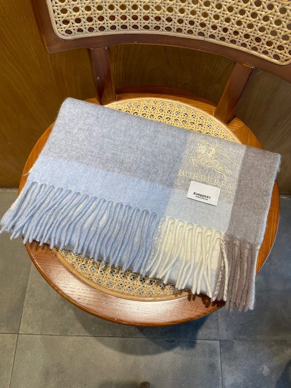 Burberry high quality imported cashmere scarf shocked on the shelves of the latest overseas counter men and women couples cashmere scarf domestic counter are not on the shelves from the style to the fabric is very good c