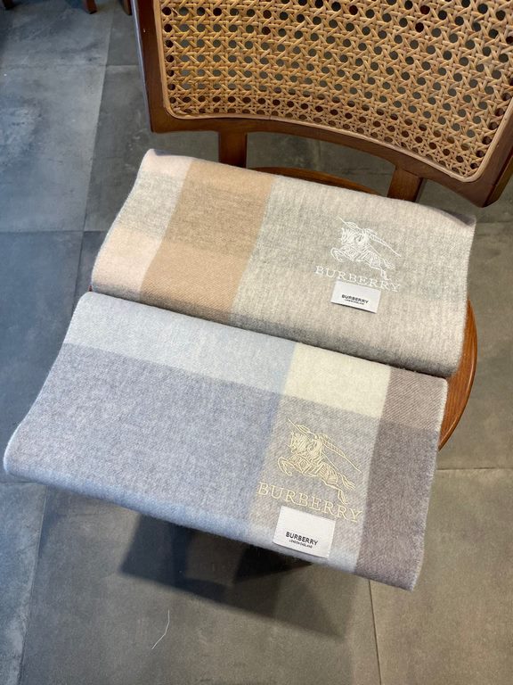 Burberry high quality imported cashmere scarf shocked on the shelves of the latest overseas counter men and women couples cashmere scarf domestic counter are not on the shelves from the style to the fabric is very good c