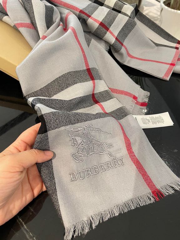 Burberry counter new   scarf shawl heavy to come. Counter inspection  burberry original single hall of fame royal newest models   counter in the sale of 16,000   manpower essential burberry single product. Each color is 