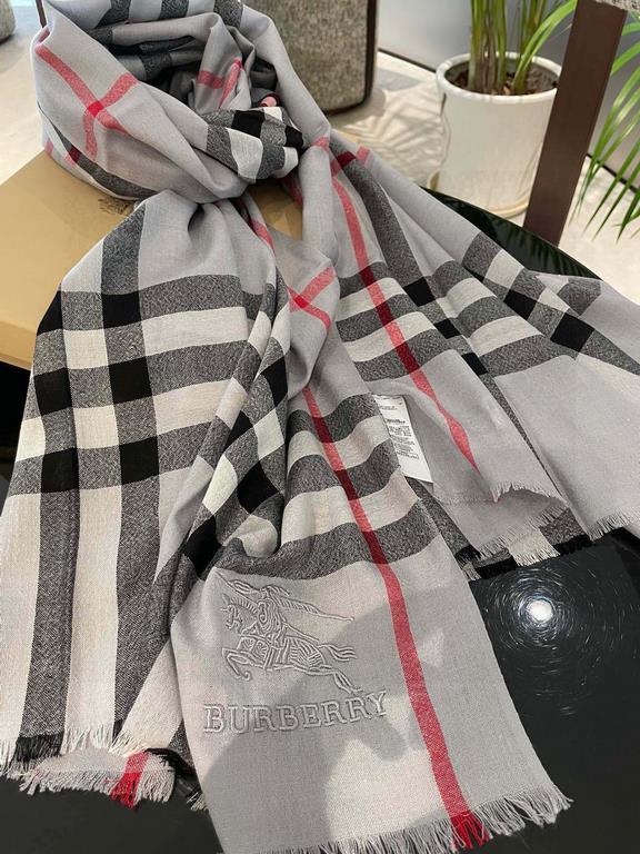 Burberry counter new   scarf shawl heavy to come. Counter inspection  burberry original single hall of fame royal newest models   counter in the sale of 16,000   manpower essential burberry single product. Each color is 