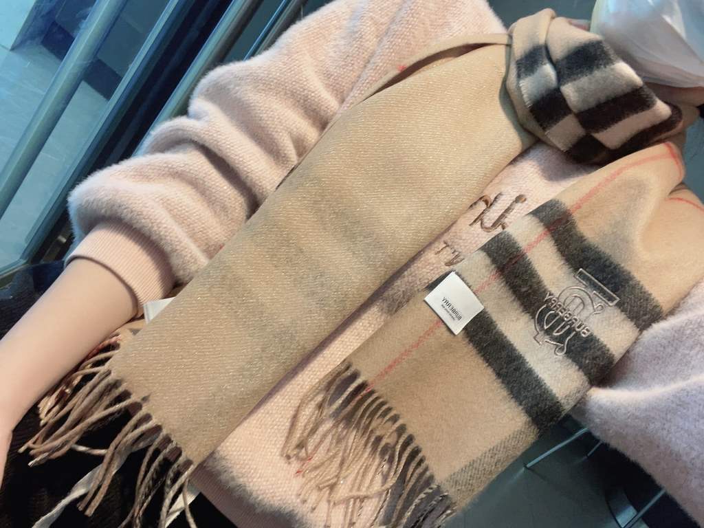 PriceBurberry Gold thread new     super quality and versatile models,   absolute quality good to burst of value   the latest export    men and women cashmere scarves. Feeling delicate degree is very good   key to this ki