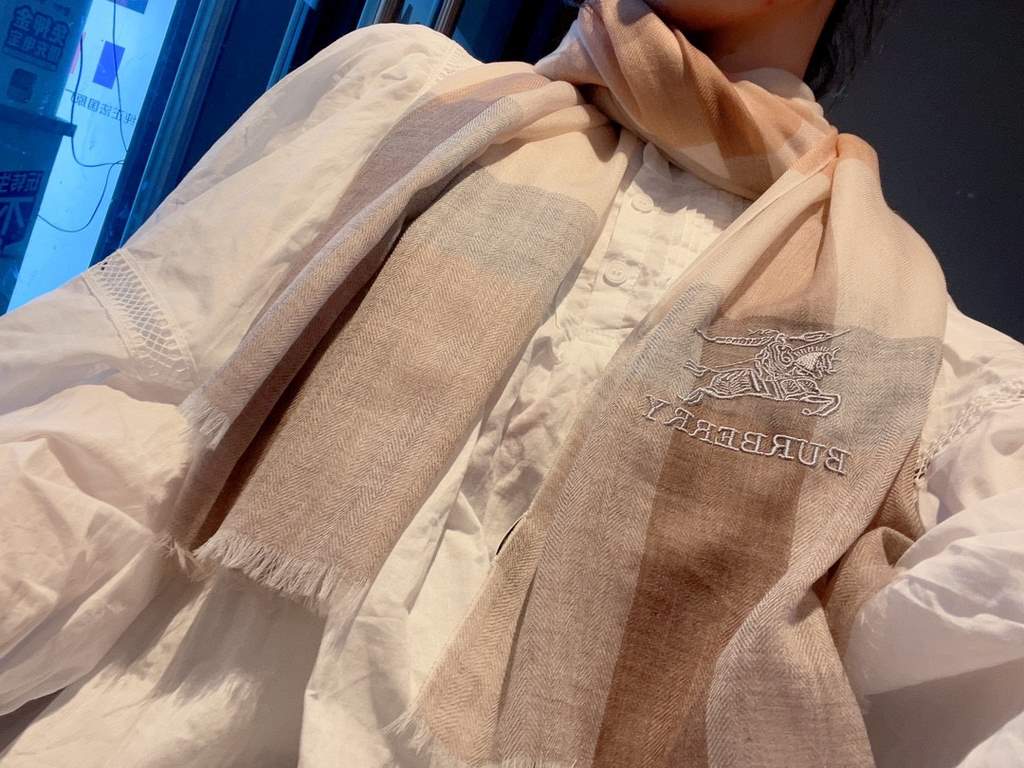 Highly recommended!!! Premium cozy chic vibe, take it if you believe me! This soft scarf from Burberry that touches the heart, inimitable color and temperament!!!! Scarf light and shadow will also have a very beautiful s