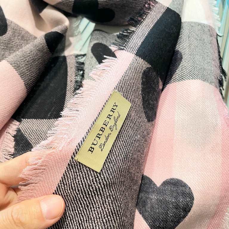 Burberry counter peach heart   scarf shawl heavy to come. Counter inspection goods  burberry original single hall of fame royal latest models   manpower must have burberry single product. Each color is a perennial classi