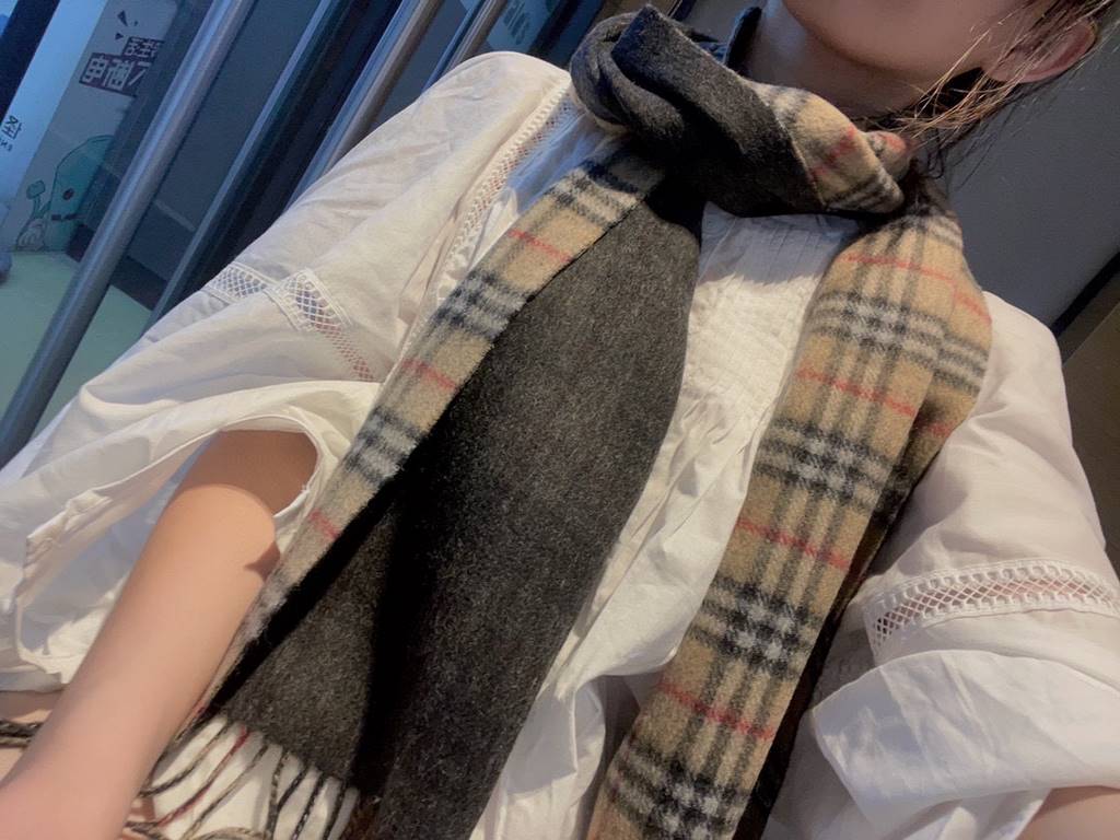 B Family. Double-sided cashmere scarf] BURBERRY! The latest hot scarf of the year! Top quality [high-end digital airbrush] 180  30cm, double-sided scarf available on both sides of a equal to two Oh ～ each side is very go