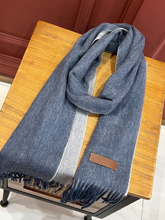 Burberry Couple's Double Sided Cashmere Scarf! Made of fine cashmere from the Mongolian plateau! The feel of the hand is full of fine fluff! The price is 100% affordable! The exquisite embroidery craft! Gift to keep thei