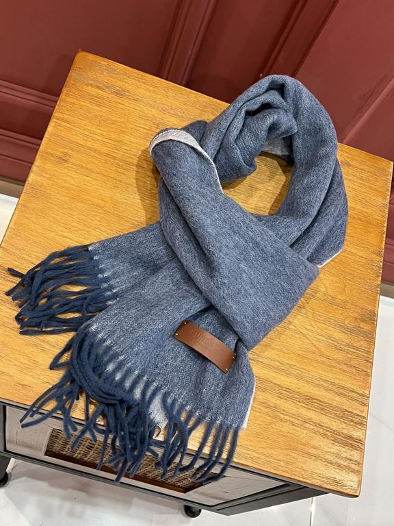 Burberry Couple's Double Sided Cashmere Scarf! Made of fine cashmere from the Mongolian plateau! The feel of the hand is full of fine fluff! The price is 100% affordable! The exquisite embroidery craft! Gift to keep thei