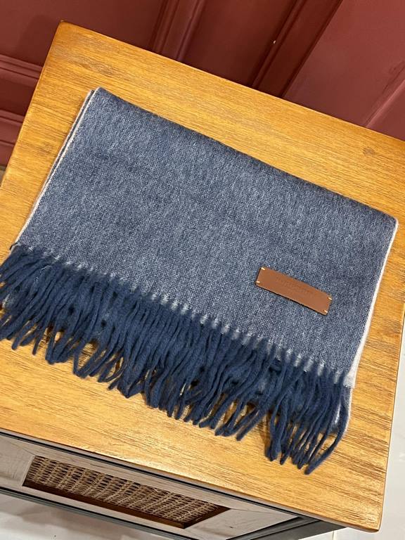 Burberry Couple's Double Sided Cashmere Scarf! Made of fine cashmere from the Mongolian plateau! The feel of the hand is full of fine fluff! The price is 100% affordable! The exquisite embroidery craft! Gift to keep thei