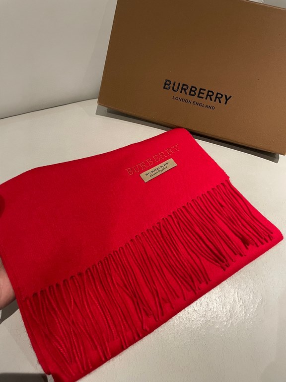 New Burberry welfare models   Chinese red year the most value for a hundred models   look at the color scheme you know is not the market goods ah, the material is also equivalent to the counter 100% sheep   cake velvet, 