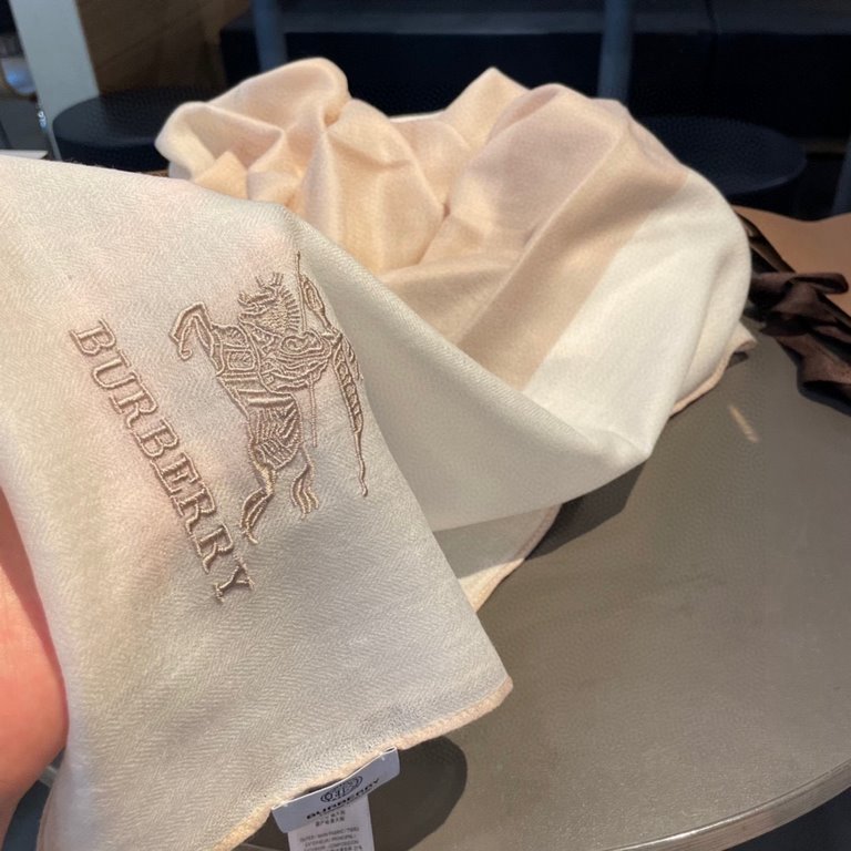 Burberry Burberry classic counter models, counter synchronization ultra-thin cashmere plaid shawl spot seconds Closet essential classic models VIP recommended!!!! Early fall classic barber cashmere barber shawl. Soft tou