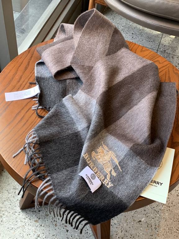 Burberry latest men's two-color pure cashmere scarf   our men's scarf and buy and cherish ~~~ men's models are really few and far between, only a few models a year, are export orders so it is more difficult to meet. Men'