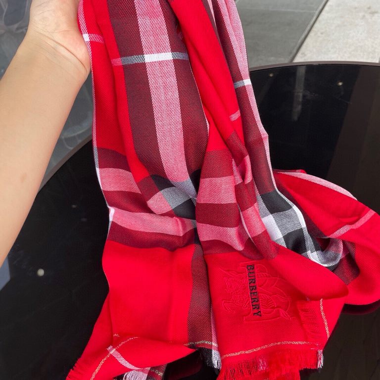 Bur fire N years of the classic grid   heavy recommended, fashion trendsetters have several Burberry scarf in the closet, a small scarf its role can not be underestimated, it is absolutely for wearing a dragon point of v