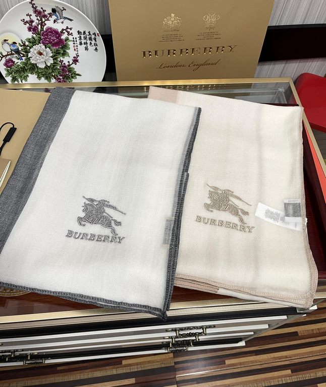 New Burberry   using Inner Mongolia cashmere, heavy recommended   too beautiful   hot, everyone likes   when the hipsters have several Ba family scarves in the closet,   a change of scarf is enough to give you a refreshi