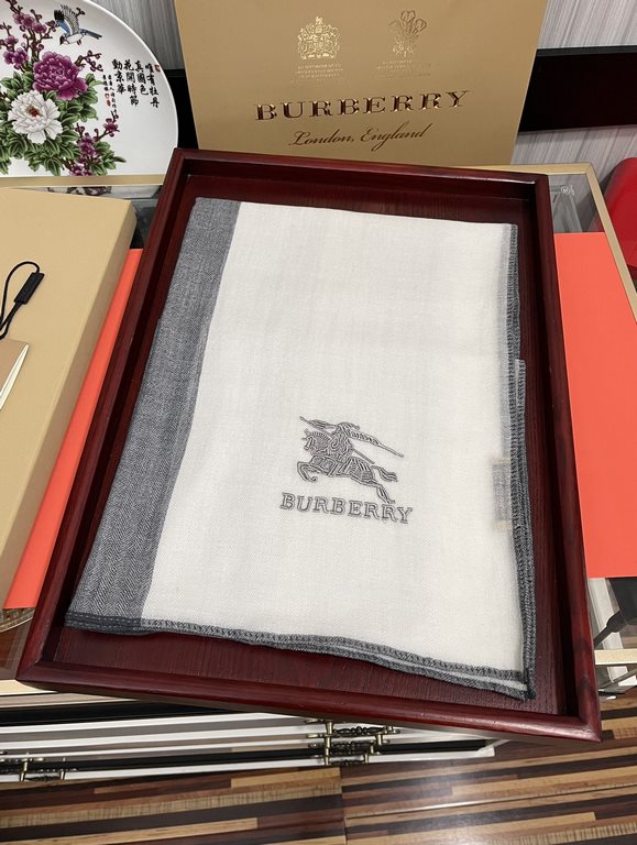 New Burberry   using Inner Mongolia cashmere, heavy recommended   too beautiful   hot, everyone likes   when the hipsters have several Ba family scarves in the closet,   a change of scarf is enough to give you a refreshi