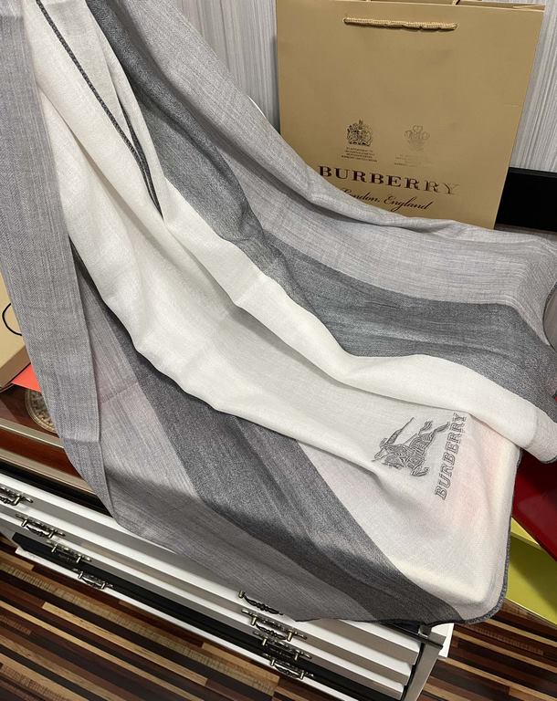 New Burberry   using Inner Mongolia cashmere, heavy recommended   too beautiful   hot, everyone likes   when the hipsters have several Ba family scarves in the closet,   a change of scarf is enough to give you a refreshi