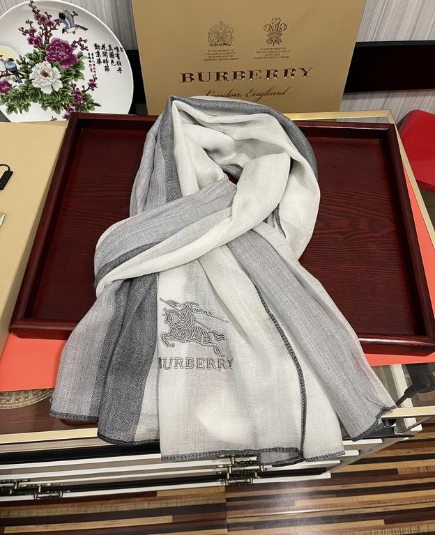 New Burberry   using Inner Mongolia cashmere, heavy recommended   too beautiful   hot, everyone likes   when the hipsters have several Ba family scarves in the closet,   a change of scarf is enough to give you a refreshi