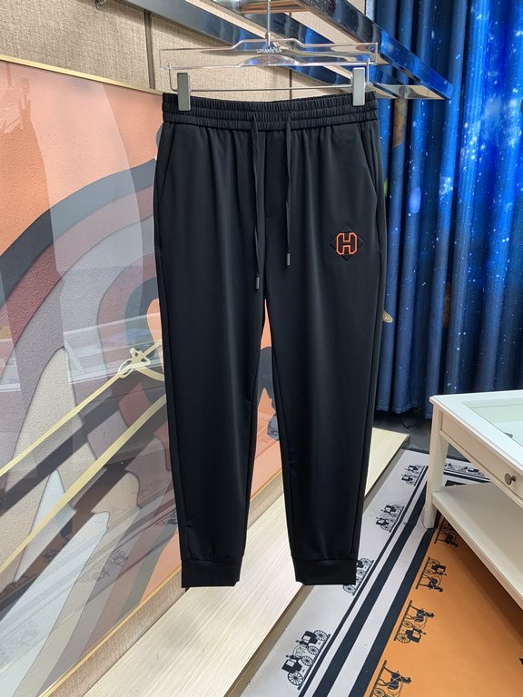 Hermes Simple fashion spring and summer casual pants   wearing a very comfortable low-profile but not lose the luxury to wear out a very classy, pants style and tailoring need not be said on the body of the exquisite lea