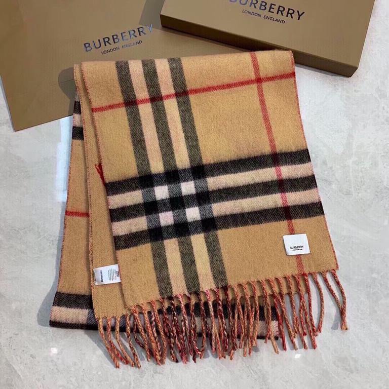 Burberry - Burberry's latest models of reversible scarves   one side of the plain LOVE, one side of the classic plaid   very stylish design! 180  30cm, is a charming embodiment of elegant art! Scarf style men and women u