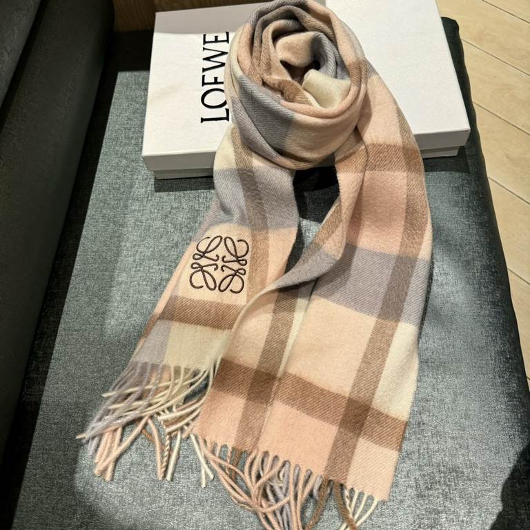 Loewe [Men's and Women's Scarves] Rage to keep for yourself, a rare high-end men's style! Family benefits! Burberry very positive men's scarf ~ fabric big love, very soft and delicate comfortable, light water ripple! Atm