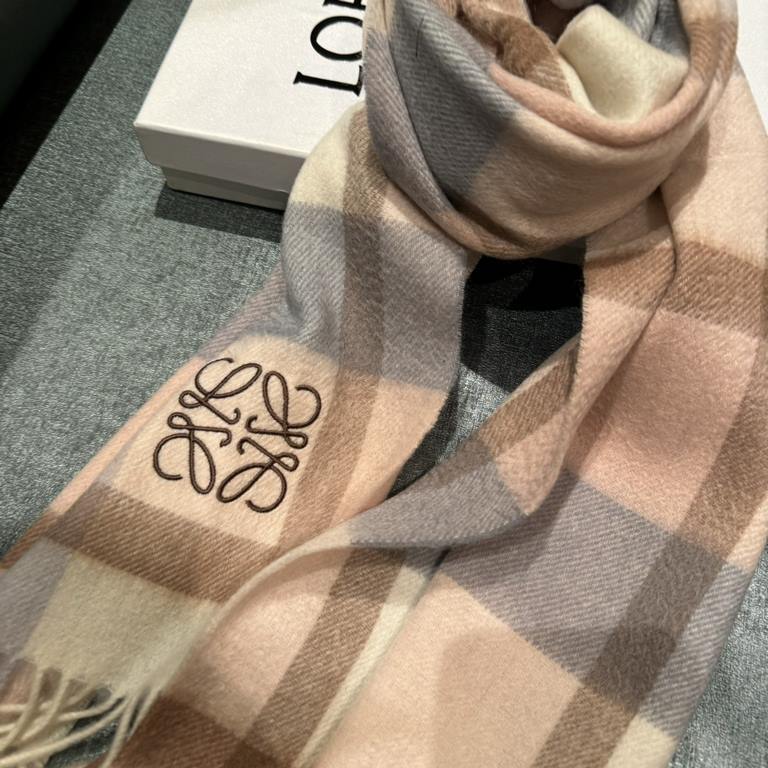 Loewe [Men's and Women's Scarves] Rage to keep for yourself, a rare high-end men's style! Family benefits! Burberry very positive men's scarf ~ fabric big love, very soft and delicate comfortable, light water ripple! Atm