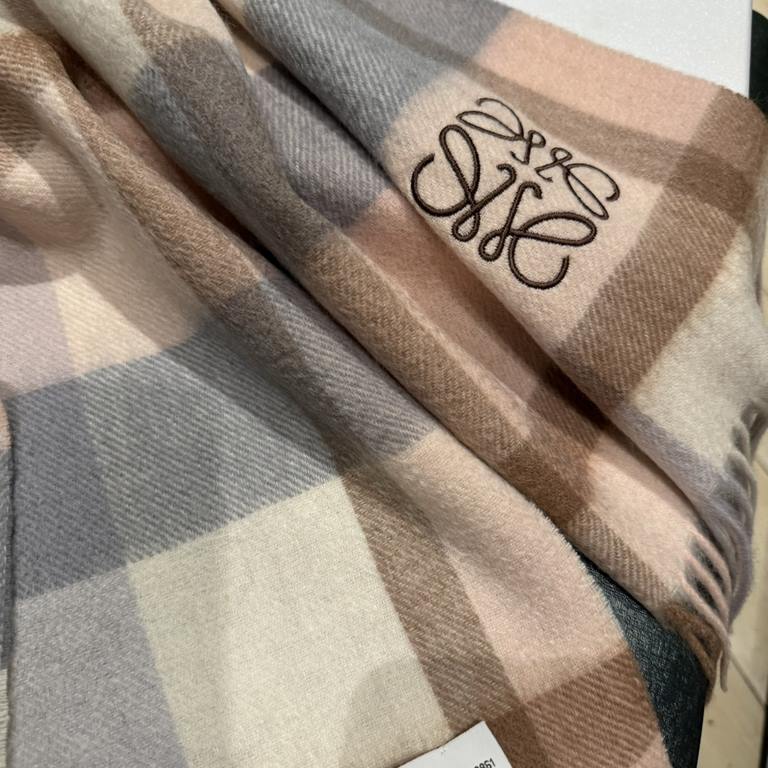 Loewe [Men's and Women's Scarves] Rage to keep for yourself, a rare high-end men's style! Family benefits! Burberry very positive men's scarf ~ fabric big love, very soft and delicate comfortable, light water ripple! Atm